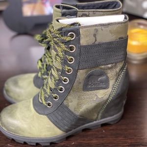 SOREL Camo Wedge Boots - Size 7